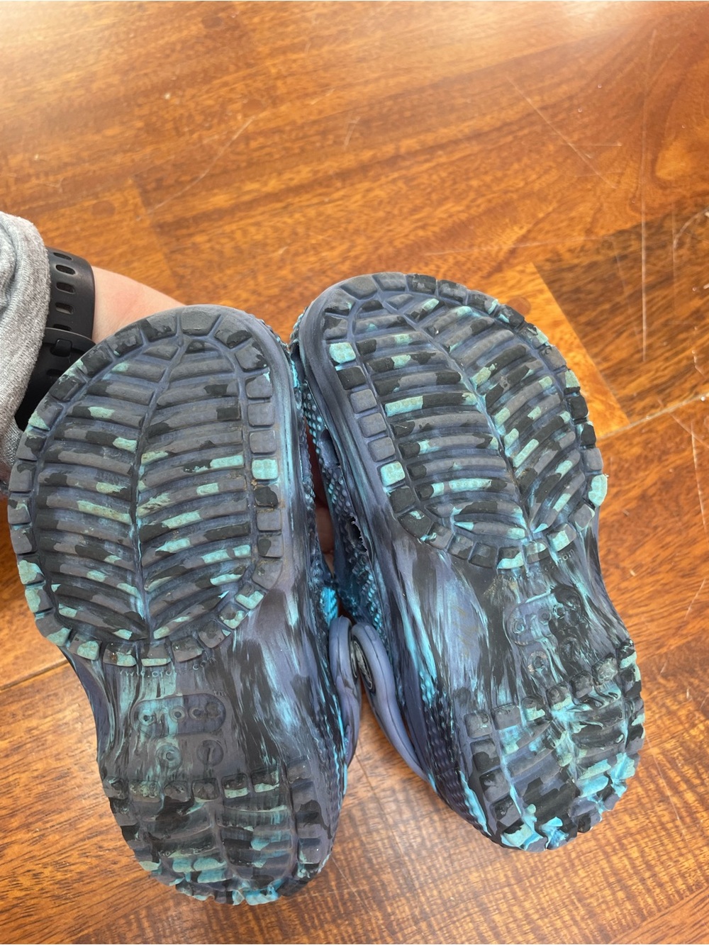 Blue tie dye crocs size 7 - Picture 4 of 4